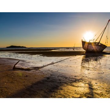 Lais Puzzle - Gestrandetes Schiff vor Anker bei Sonnenuntergang in Madagaskar - 40, 100, 200, 500, 1.000 & 2.000 Teile