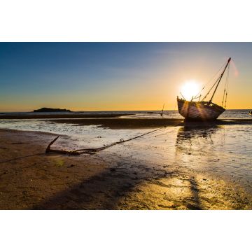 Lais Puzzle - Gestrandetes Schiff vor Anker bei Sonnenuntergang in Madagaskar - 2.000 Teile