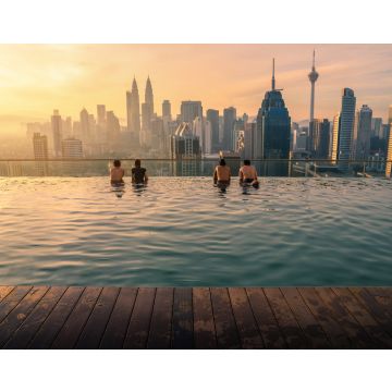 Lais Puzzle - Reisende mit Blick auf die Skyline von Kuala Lumpur im Swimmingpool auf dem Dach eines Hotels bei Sonnenaufgang in Kuala Lumpur, Malaysia - 40, 100, 200, 500, 1.000 & 2.000 Teile