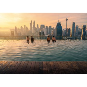 Lais Puzzle - Reisende mit Blick auf die Skyline von Kuala Lumpur im Swimmingpool auf dem Dach eines Hotels bei Sonnenaufgang in Kuala Lumpur, Malaysia - 1.000 Teile