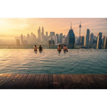 Lais Puzzle - Reisende mit Blick auf die Skyline von Kuala Lumpur im Swimmingpool auf dem Dach eines Hotels bei Sonnenaufgang in Kuala Lumpur, Malaysia - 2.000 Teile