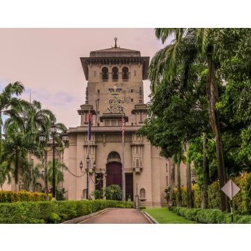 Lais Puzzle - Umgeben von Bäumen und Sträuchern führt der Weg zum Sultan Ibrahim Building in Johor Bahru Malaysia - 40, 100, 200, 500, 1.000 & 2.000 Teile