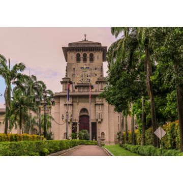 Lais Puzzle - Umgeben von Bäumen und Sträuchern führt der Weg zum Sultan Ibrahim Building in Johor Bahru Malaysia - 1.000 Teile