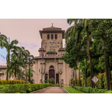 Lais Puzzle - Umgeben von Bäumen und Sträuchern führt der Weg zum Sultan Ibrahim Building in Johor Bahru Malaysia - 2.000 Teile
