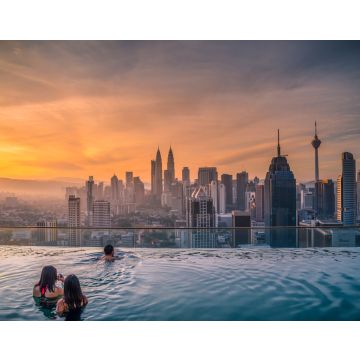 Lais Puzzle - Reisende mit Blick auf die Skyline von Kuala Lumpur im Swimmingpool auf dem Dach eines Hotels bei Sonnenaufgang in Kuala Lumpur, Malaysia - 40, 100, 200, 500, 1.000 & 2.000 Teile