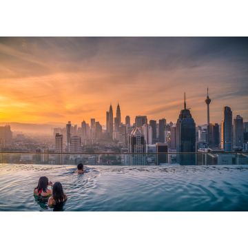Lais Puzzle - Reisende mit Blick auf die Skyline von Kuala Lumpur im Swimmingpool auf dem Dach eines Hotels bei Sonnenaufgang in Kuala Lumpur, Malaysia - 1.000 Teile
