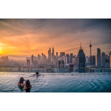 Lais Puzzle - Reisende mit Blick auf die Skyline von Kuala Lumpur im Swimmingpool auf dem Dach eines Hotels bei Sonnenaufgang in Kuala Lumpur, Malaysia - 2.000 Teile