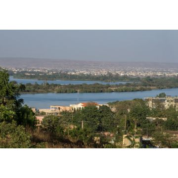 Lais Puzzle - Überblick über die Hauptstadt von Mali, Bamako, mit dem Fluss Niger im Hintergrund - 2.000 Teile