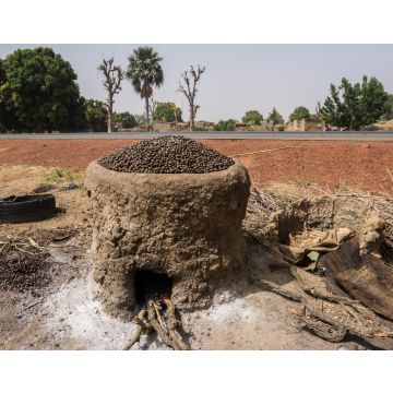 Lais Puzzle - Ein Haufen Kariténüsse, die in einem Lehmofen geröstet werden. Mali, Westafrika - 40, 100, 200, 500, 1.000 & 2.000 Teile