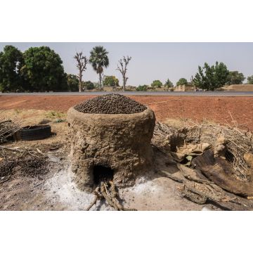 Lais Puzzle - Ein Haufen Kariténüsse, die in einem Lehmofen geröstet werden. Mali, Westafrika - 2.000 Teile