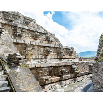 Lais Puzzle - Architektonische Details mit Drachenkopfabfluss der mesoamerikanischen Pyramiden und grünes Grasland in Teotihuacan, einer alten mesoamerikanischen Stadt in einem Seitental des Tals von Mexiko - 40, 100, 200, 500, 1.000 & 2.000 Teile
