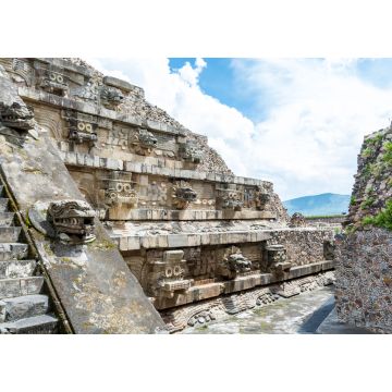 Lais Puzzle - Architektonische Details mit Drachenkopfabfluss der mesoamerikanischen Pyramiden und grünes Grasland in Teotihuacan, einer alten mesoamerikanischen Stadt in einem Seitental des Tals von Mexiko - 1.000 Teile