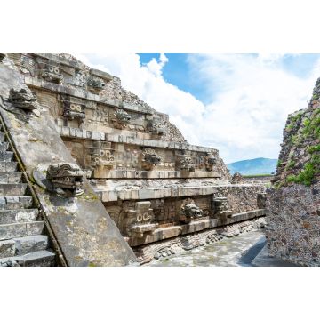 Lais Puzzle - Architektonische Details mit Drachenkopfabfluss der mesoamerikanischen Pyramiden und grünes Grasland in Teotihuacan, einer alten mesoamerikanischen Stadt in einem Seitental des Tals von Mexiko - 2.000 Teile