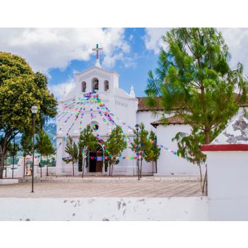 Lais Puzzle - Beeindruckender Blick auf die Kirche San Lorenzo und ihre Vorhalle mit bunten Gebetsfahnen, Zinacantan, Chiapas, Mexiko - 40, 100, 200, 500, 1.000 & 2.000 Teile