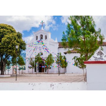 Lais Puzzle - Beeindruckender Blick auf die Kirche San Lorenzo und ihre Vorhalle mit bunten Gebetsfahnen, Zinacantan, Chiapas, Mexiko - 1.000 Teile