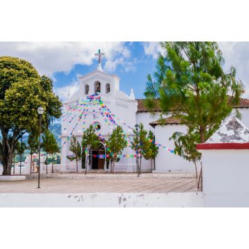 Lais Puzzle - Beeindruckender Blick auf die Kirche San Lorenzo und ihre Vorhalle mit bunten Gebetsfahnen, Zinacantan, Chiapas, Mexiko - 2.000 Teile