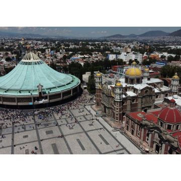 Lais Puzzle - Basilika Virgin of Guadalupe mit vielen Besuchern an einem sonnigen Wochenende in Mexiko-Stadt, Mexiko - 1.000 Teile