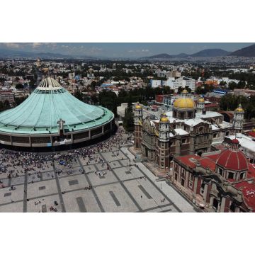 Lais Puzzle - Basilika Virgin of Guadalupe mit vielen Besuchern an einem sonnigen Wochenende in Mexiko-Stadt, Mexiko - 2.000 Teile