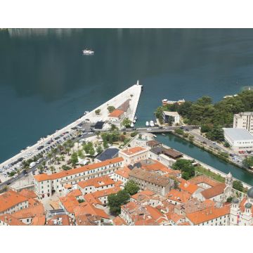 Lais Puzzle - Blick von oben auf die alten Häuser der Stadt und die Uferpromenade an einem Sommertag. Kotor. Montenegro - 40, 100, 200, 500, 1.000 & 2.000 Teile