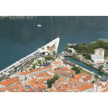 Lais Puzzle - Blick von oben auf die alten Häuser der Stadt und die Uferpromenade an einem Sommertag. Kotor. Montenegro - 1.000 Teile