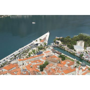 Lais Puzzle - Blick von oben auf die alten Häuser der Stadt und die Uferpromenade an einem Sommertag. Kotor. Montenegro - 2.000 Teile