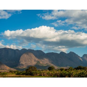 Lais Puzzle - Eine Bergkette erhebt sich über einer üppigen grünen Vegetation in Mosambik, Afrika - 40, 100, 200, 500, 1.000 & 2.000 Teile