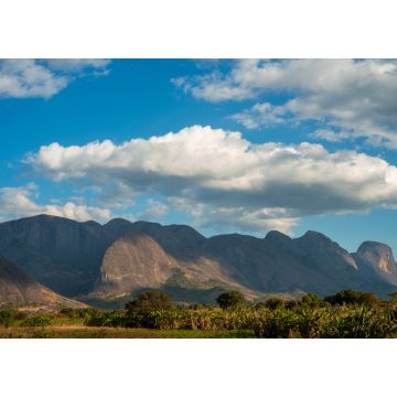 Lais Puzzle - Eine Bergkette erhebt sich über einer üppigen grünen Vegetation in Mosambik, Afrika - 1.000 Teile