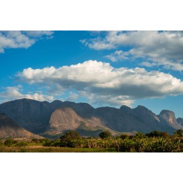 Lais Puzzle - Eine Bergkette erhebt sich über einer üppigen grünen Vegetation in Mosambik, Afrika - 2.000 Teile