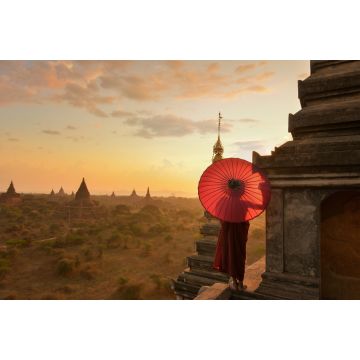 Lais Puzzle - Mönch entspannt sich in einem alten Tempel bei Sonnenuntergang, Bagan Myanmar - 2.000 Teile