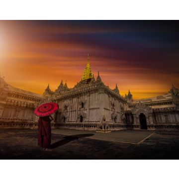 Lais Puzzle - Asiatischer junger Mönch mit rotem Schirm am Ananda-Tempel bei Sonnenuntergang in Bagan, Myanmar - 40, 100, 200, 500, 1.000 & 2.000 Teile