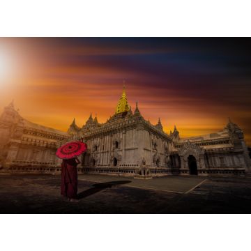 Lais Puzzle - Asiatischer junger Mönch mit rotem Schirm am Ananda-Tempel bei Sonnenuntergang in Bagan, Myanmar - 1.000 Teile