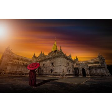 Lais Puzzle - Asiatischer junger Mönch mit rotem Schirm am Ananda-Tempel bei Sonnenuntergang in Bagan, Myanmar - 2.000 Teile