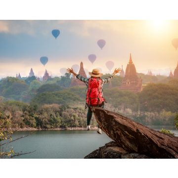 Lais Puzzle - Frau Reisende sitzt auf Stein Freiheit Hände oben beobachten und genießen mit Bagan Pagode Landschaft in Mandalay Myanmar - 40, 100, 200, 500, 1.000 & 2.000 Teile