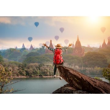 Lais Puzzle - Frau Reisende sitzt auf Stein Freiheit Hände oben beobachten und genießen mit Bagan Pagode Landschaft in Mandalay Myanmar - 1.000 Teile