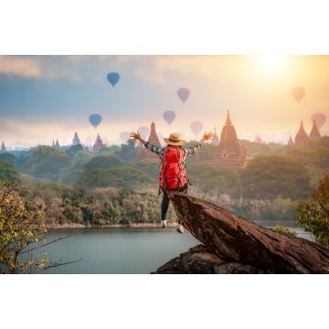 Lais Puzzle - Frau Reisende sitzt auf Stein Freiheit Hände oben beobachten und genießen mit Bagan Pagode Landschaft in Mandalay Myanmar - 2.000 Teile