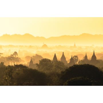 Lais Puzzle - Malerischer, nebliger Sonnenaufgang über Bagan in Myanmar. Bagan ist eine alte Stadt mit Tausenden von historischen buddhistischen Tempeln und Stupas - 2.000 Teile
