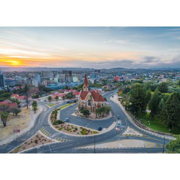 Lais Puzzle - Luftaufnahme des historischen Wahrzeichens, der Christuskirche, bei Sonnenuntergang in Windhoek, der Hauptstadt und größten Stadt Namibias - 1.000 Teile