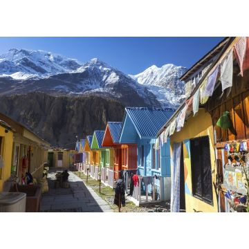 Lais Puzzle - Reihe nepalesischer Dorfhütten mit verschneiten Himalaya-Gipfeln im Hintergrund auf dem Annapurna Circuit Hiking Trek - 1.000 Teile