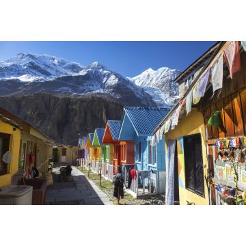 Lais Puzzle - Reihe nepalesischer Dorfhütten mit verschneiten Himalaya-Gipfeln im Hintergrund auf dem Annapurna Circuit Hiking Trek - 2.000 Teile