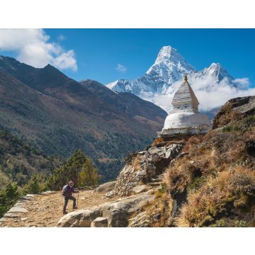 Lais Puzzle - Ein Mädchen beim Trekking zur Buddha-Stupa mit Blick auf den Gipfel der Ama Dablam in Nepal - 40, 100, 200, 500, 1.000 & 2.000 Teile
