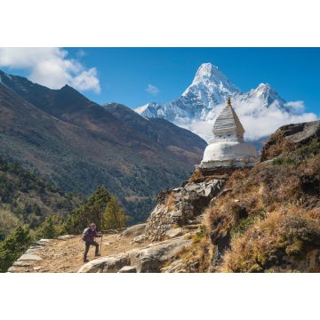 Lais Puzzle - Ein Mädchen beim Trekking zur Buddha-Stupa mit Blick auf den Gipfel der Ama Dablam in Nepal - 1.000 Teile