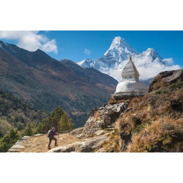 Lais Puzzle - Ein Mädchen beim Trekking zur Buddha-Stupa mit Blick auf den Gipfel der Ama Dablam in Nepal - 2.000 Teile