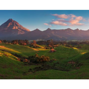 Lais Puzzle - Mount Taranaki unter blauem Himmel mit Grasland und Kühen im Vordergrund im Egmont National Park, den symmetrischsten Vulkankegeln, Taranaki, Neuseeland Grünes Farmland im Vordergrund - 40, 100, 200, 500, 1.000 & 2.000 Teile