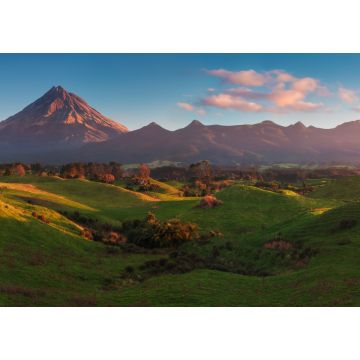 Lais Puzzle - Mount Taranaki unter blauem Himmel mit Grasland und Kühen im Vordergrund im Egmont National Park, den symmetrischsten Vulkankegeln, Taranaki, Neuseeland Grünes Farmland im Vordergrund - 1.000 Teile