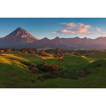 Lais Puzzle - Mount Taranaki unter blauem Himmel mit Grasland und Kühen im Vordergrund im Egmont National Park, den symmetrischsten Vulkankegeln, Taranaki, Neuseeland Grünes Farmland im Vordergrund - 2.000 Teile