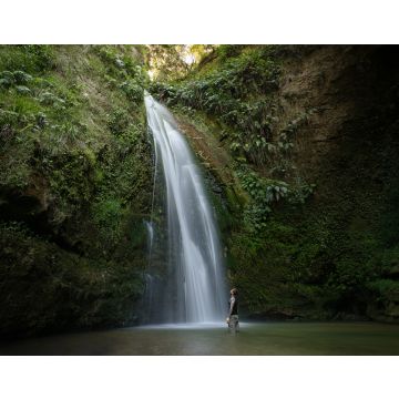 Lais Puzzle - Kaukasischer Mann im Wasser mit Blick auf die Te Ana Wasserfälle in Hawke's Bay, Neuseeland - 40, 100, 200, 500, 1.000 & 2.000 Teile
