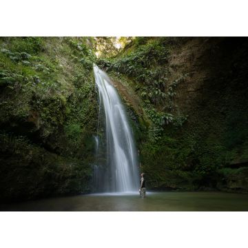 Lais Puzzle - Kaukasischer Mann im Wasser mit Blick auf die Te Ana Wasserfälle in Hawke's Bay, Neuseeland - 1.000 Teile