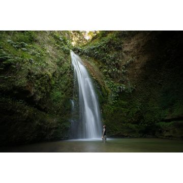 Lais Puzzle - Kaukasischer Mann im Wasser mit Blick auf die Te Ana Wasserfälle in Hawke's Bay, Neuseeland - 2.000 Teile