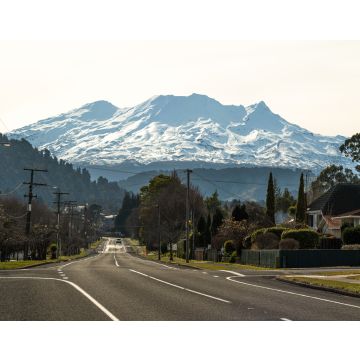 Lais Puzzle - Straße in Ohakune, Neuseeland, mit Mt. Ruapehu und dem Turoa-Skigebiet im Hintergrund - 40, 100, 200, 500, 1.000 & 2.000 Teile