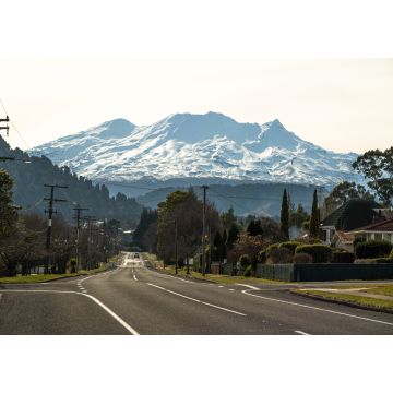 Lais Puzzle - Straße in Ohakune, Neuseeland, mit Mt. Ruapehu und dem Turoa-Skigebiet im Hintergrund - 1.000 Teile